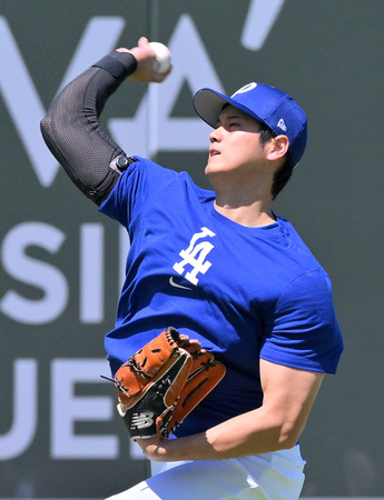 試合前にキャッチボールするドジャースの大谷翔平=15日、米ロサンゼルス