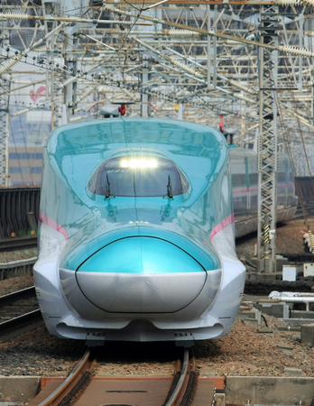 東北新幹線のＥ５系「はやぶさ」＝２０１３年３月、さいたま市のＪＲ大宮駅