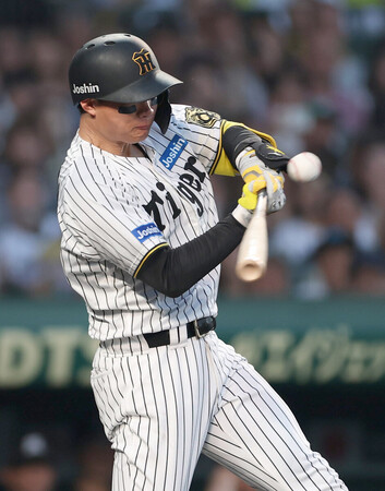 3回、先制の適時打を放つ阪神の森下=18日、甲子園