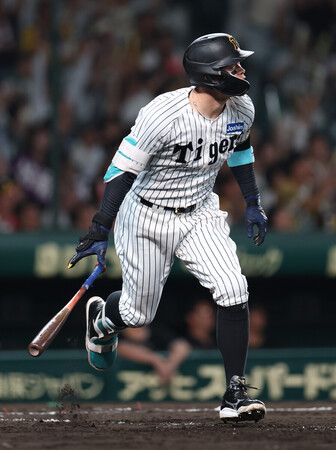 8回、2点本塁打を放つ阪神の佐藤輝=18日、甲子園