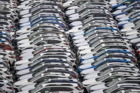 4月11日、横浜・大黒ふ頭で待機する新車(AFP時事)