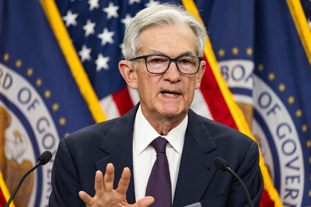 米連邦公開市場委員会（ＦＯＭＣ）後に記者会見するパウエル連邦準備制度理事会（ＦＲＢ）議長＝１８日、ワシントン（ＥＰＡ時事）