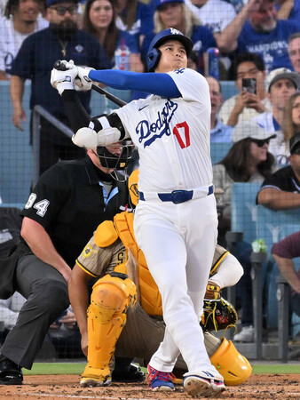 パドレス戦の3回、中飛に倒れたドジャースの大谷=18日、ロサンゼルス