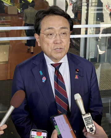 記者団の取材に応じる赤沢亮正経済再生担当相＝１９日、東京・永田町の自民党本部