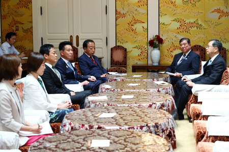 党首会談に臨む石破茂首相(右列奥)、立憲民主党の野田佳彦代表(左列奥)ら=19日午後、国会内