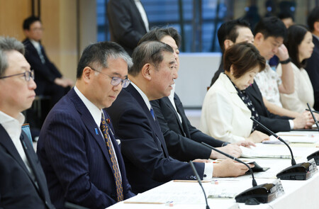 復興推進会議で発言する石破茂首相(中央)=20日午前、首相官邸