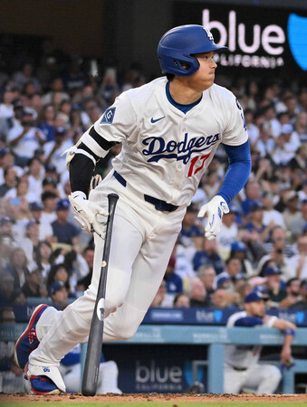 パドレス戦の3回、安打を放つドジャースの大谷=19日、ロサンゼルス