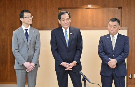 記者団の質問に答える全国農業協同組合中央会(JA全中)の山野徹会長(中央)ら=20日午前、東京・霞が関