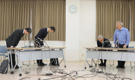 機械メーカー「大川原化工機」を巡る冤罪(えんざい)事件で、頭を下げる警視庁の鎌田徹郎副総監(中央左)と東京地検の森博英公安部長(左端)。右端は同社の大川原正明社長、右から2人目は元役員の島田順司さん=20日午後、横浜市都筑区