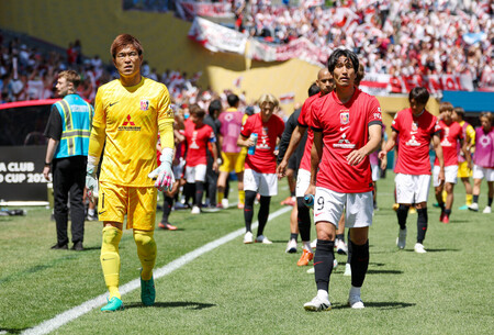 初戦でリバープレートに敗れ、厳しい表情を見せる浦和のGK西川(手前左)ら=17日、米シアトル