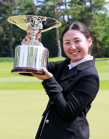 ゴルフの日本女子アマチュア選手権で優勝した中沢瑠来=20日、滋賀・名神八日市CC