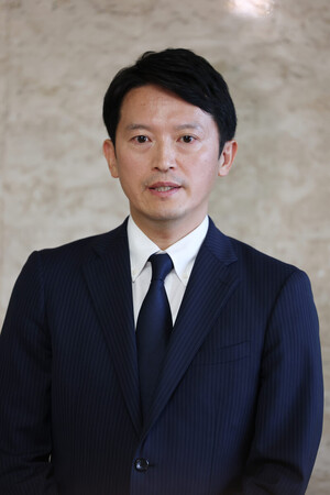 公選法違反容疑で書類送検され、報道陣の取材に応じる兵庫県の斎藤元彦知事=20日午後、神戸市中央区