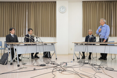 機械メーカー「大川原化工機」を巡る冤罪(えんざい)事件で、警視庁の鎌田徹郎副総監(中央左)と東京地検の森博英公安部長(左端)から謝罪を受けた後、発言する大川原正明社長(右端)=20日午後、横浜市都筑区
