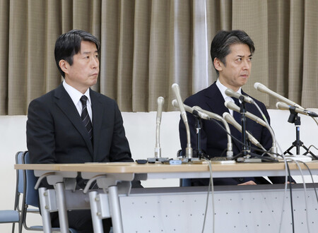 機械メーカー「大川原化工機」を巡る冤罪(えんざい)事件について謝罪した後、大川原正明社長の発言を聞く警視庁の鎌田徹郎副総監(右)と東京地検の森博英公安部長=20日午後、横浜市都筑区