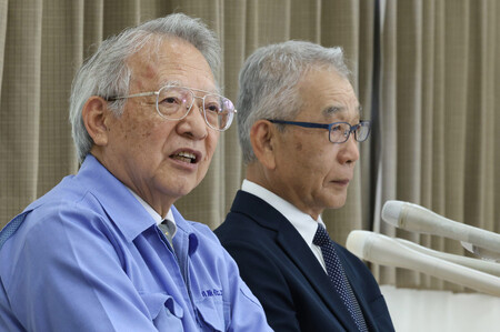 警視庁と東京地検から謝罪を受けた後、記者会見する大川原化工機の大川原正明社長(左)と元役員の島田順司さん=20日午後、横浜市都筑区