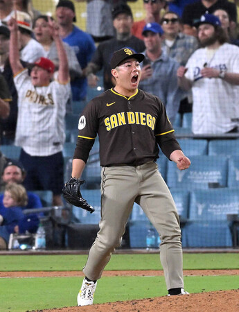 ドジャース戦の9回、ピンチを抑えてメジャー初セーブを挙げたパドレスの松井=19日、ロサンゼルス