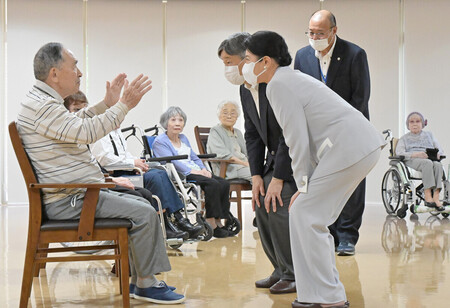 原爆養護ホーム「矢野おりづる園」を訪れ、入所者と懇談される天皇、皇后両陛下＝２０日午後、広島市安芸区（代表撮影）