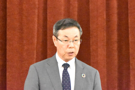 繊維事業の譲渡について記者会見するユニチカの藤井実社長=20日午後、大阪市