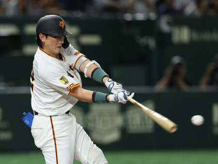 6回、勝ち越しの適時打を放つ巨人の小林=20日、東京ドーム