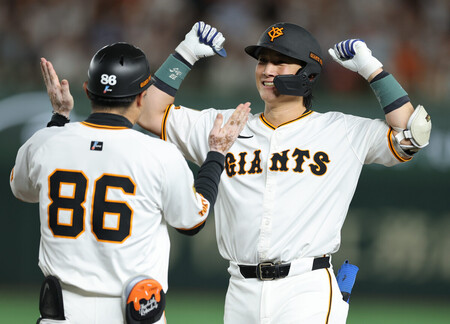6回、勝ち越し適時打を放ち、喜ぶ巨人の小林(右)=20日、東京ドーム