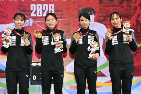フェンシングのアジア選手権で優勝した女子フルーレの日本チーム。(左から)上野優佳、東晟良、辻すみれ、菊池小巻=20日、インドネシア・バリ島(日本フェンシング協会提供)