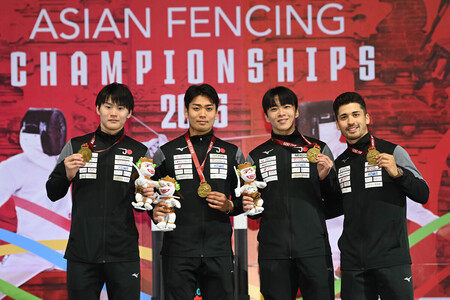 フェンシングのアジア選手権で優勝した男子サーブルの日本チーム。(左から)吉田健人、津森志道、小久保真旺、ストリーツ海飛=20日、インドネシア・バリ島(日本フェンシング協会提供)