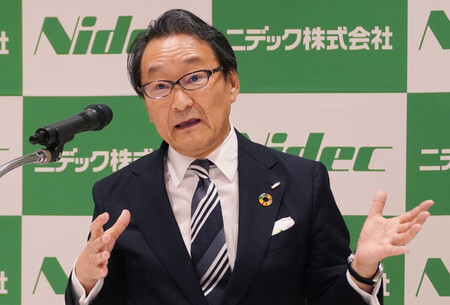 ニデックの株主総会後、記者会見する岸田光哉社長=20日午後、京都市下京区