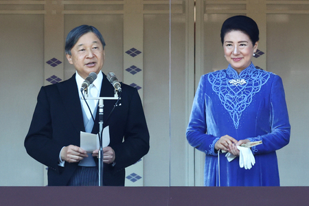 天皇陛下の65歳の誕生日を祝う一般参賀で、あいさつされる天皇陛下と皇后さま=2月23日、皇居