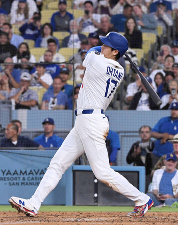 ナショナルズ戦の４回、適時打を放つドジャースの大谷＝２０日、ロサンゼルス