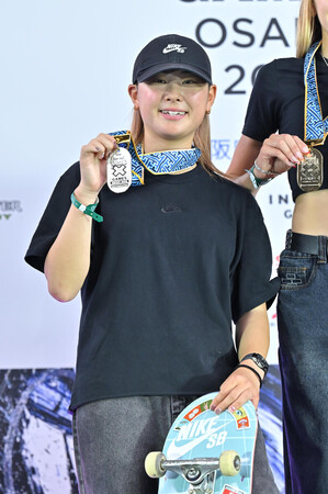 スケートボード女子ストリートで2位となり、笑顔を見せる伊藤美優=21日、京セラドーム大阪