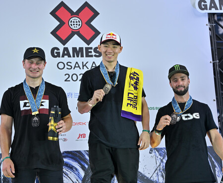 BMXパークで優勝し、笑顔を見せる中村輪夢(中央)=21日、京セラドーム大阪