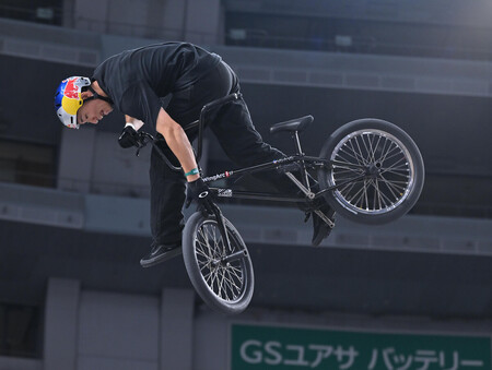 BMXパーク決勝で演技する中村輪夢=21日、京セラドーム大阪