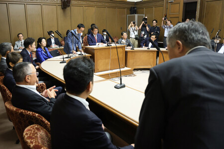 散会した参院財政金融委員会=21日午後、国会内