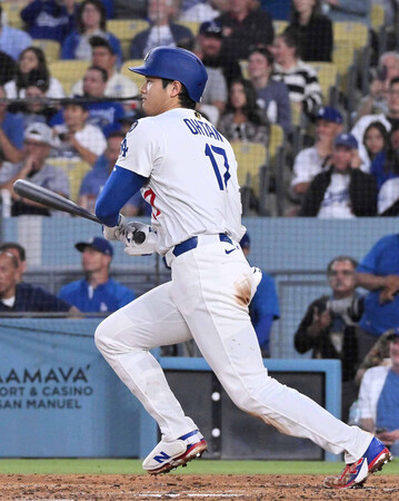 ナショナルズ戦の4回、適時打を放つドジャースの大谷=20日、ロサンゼルス