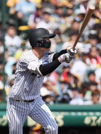 1回、2点二塁打を放つ阪神の小幡=21日、甲子園
