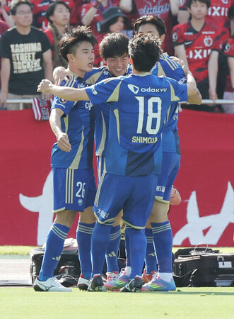 前半、先制ゴールを決め、喜ぶ相馬(左から2人目)ら町田イレブン=21日、Gスタ