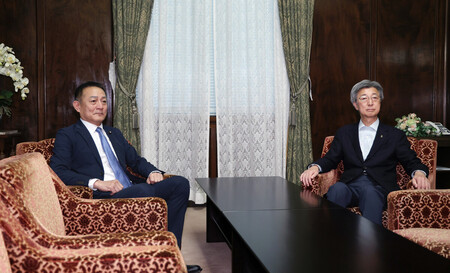 会談に臨む自民党の石井準一参院国対委員長(右)と立憲民主党の斎藤嘉隆参院国対委員長=21日午後、国会内