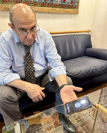 イランの首都テヘランに住む知人の安否確認を試みるホスロー・タギーさん=22日、東京都世田谷区