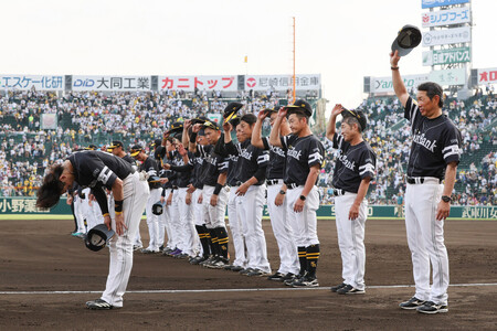交流戦優勝を決め、ファンにあいさつする小久保監督(右端)らソフトバンクナイン=22日、甲子園