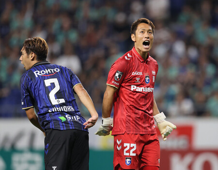 後半、PKを止め、喜ぶG大阪GKの一森(右)=22日、パナスタ