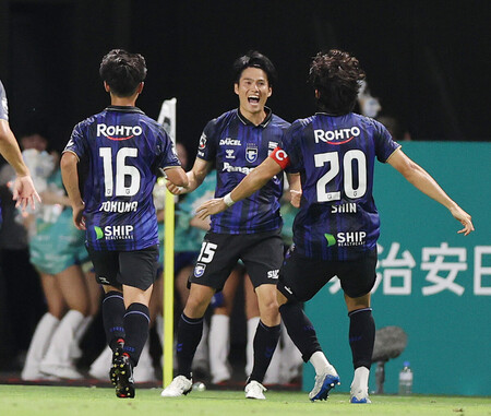 後半、ゴールを決め、喜ぶG大阪の岸本(中央)=22日、パナスタ