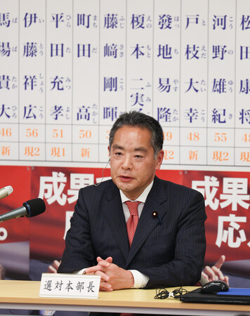 取材に応じる自民党の井上信治東京都連会長=22日午後、東京・永田町の同党本部