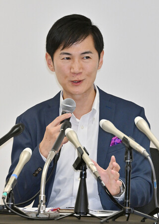 記者会見する地域政党「再生の道」の石丸伸二代表=22日午後、東京都港区