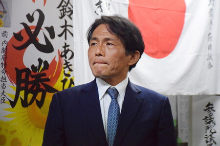東京都議選で敗北した鈴木章浩氏=22日夜、東京都大田区