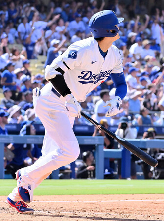 ナショナルズ戦の8回、2ランを放つドジャースの大谷=22日、ロサンゼルス