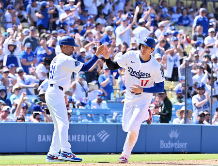 ナショナルズ戦の8回、2ランを放ち塁を回るドジャースの大谷(右)=22日、ロサンゼルス