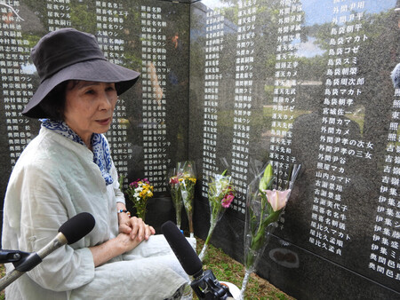 平和の礎に刻まれた姉の名の前で取材に応じる新里光子さん=23日午前、沖縄県糸満市摩文仁の平和祈念公園