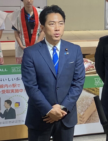 記者団の取材に応じる小泉進次郎農林水産相=23日午前、東京都千代田区