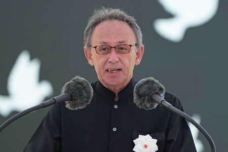 沖縄全戦没者追悼式で平和宣言を読み上げる沖縄県の玉城デニー知事＝２３日午後、沖縄県糸満市の平和祈念公園