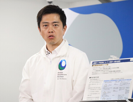 記者団の取材に応じる吉村洋文大阪府知事=23日、大阪市此花区